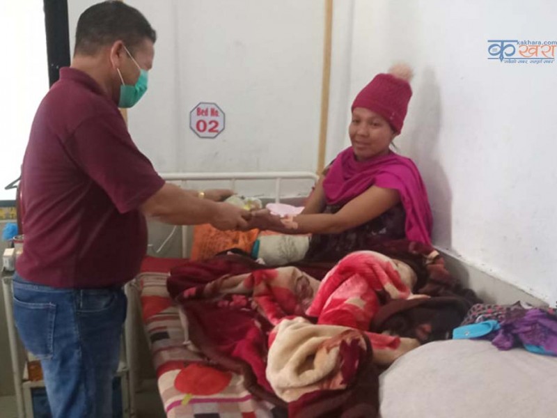 रेडक्रसद्धारा बिरामिलाई फलफुल बितरण